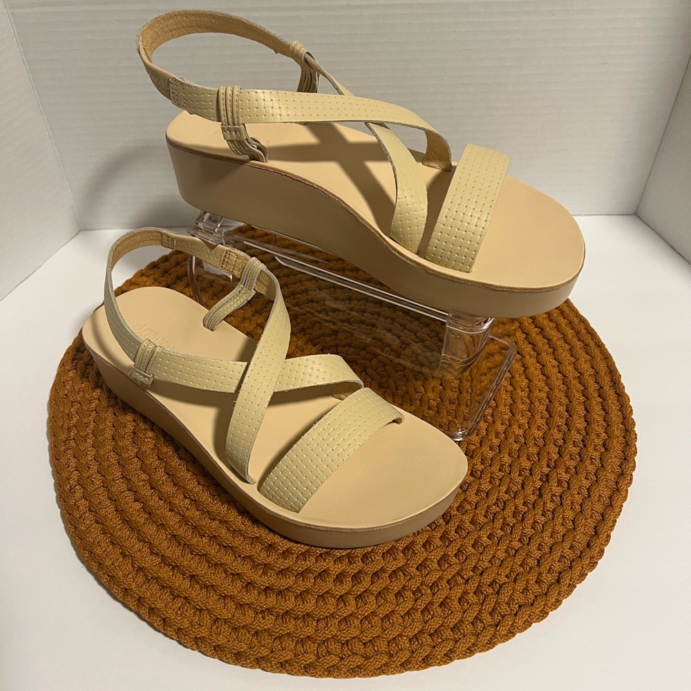 OluKai ‘Ōnohi Strappy
Women’s Strappy Leather Sandals - Picture 3 of 8
